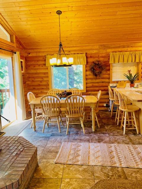 Adventure Awaits 3King Bed,2Bath Log Cabin In Heart Of Duck Creek Village! Exteriér fotografie